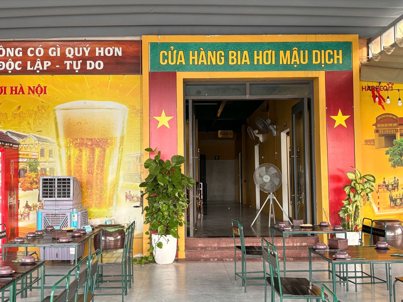 Lối vào nhà hàng